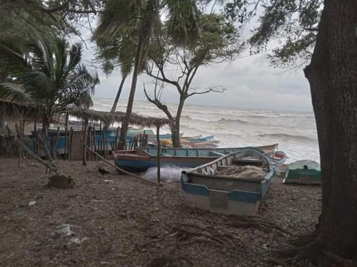 un gruppo di barche sulla riva di una spiaggia di Habitación Dibulla la Guajira a Dibulla