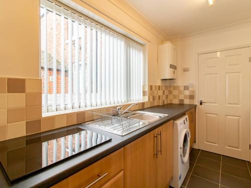 A kitchen or kitchenette at Pass the Keys Large property - ideally located