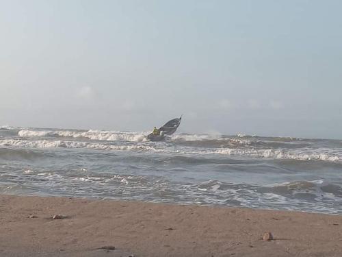 una barca è in acqua sulla spiaggia di Habitación Dibulla la Guajira a Dibulla