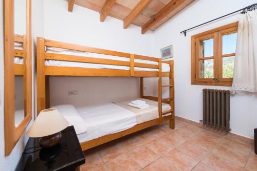 Un pat sau paturi într-o cameră la Sa Tarongera
