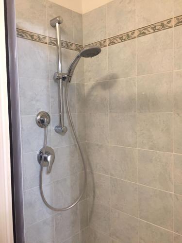 een douche met een douchekop in een badkamer bij La Casa di Franci in Levanto