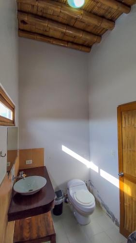 La salle de bains est pourvue de toilettes et d'un lavabo. dans l'établissement Seaside Bungalows, à Máncora