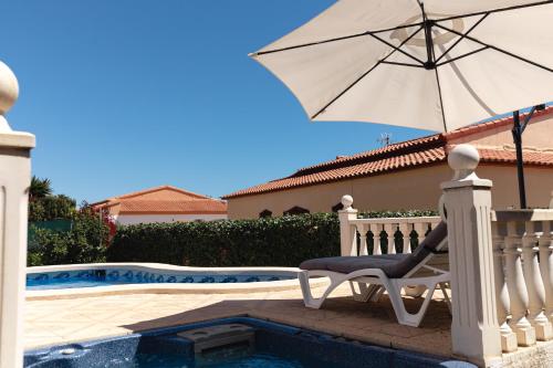 Piscina de la sau aproape de VILLA VISTA iFACH - RENTCAR