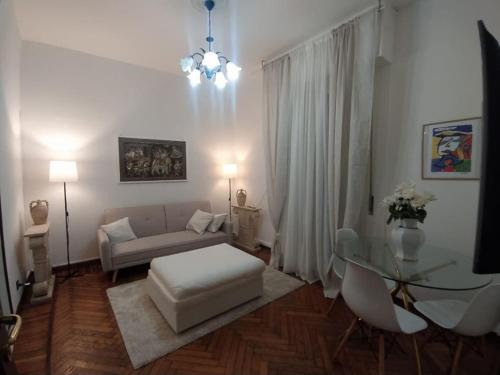 een woonkamer met een bank en een glazen tafel bij Appartamento giardino in Rapallo
