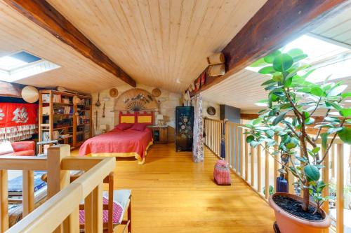 - une chambre dans une cabane dans les arbres avec un lit dans l'établissement Superbe maison en pierre bordelaise, à Bordeaux