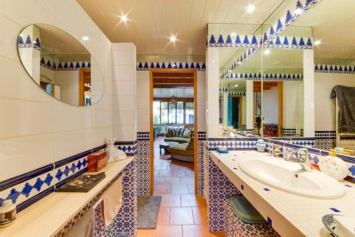 une salle de bain avec deux lavabos et un grand miroir dans l'établissement Superbe maison en pierre bordelaise, à Bordeaux
