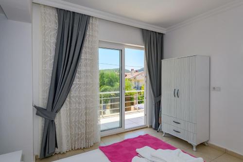 Kavak Hisar في فتحية: غرفة نوم مع نافذة كبيرة مع شرفة