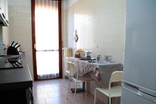 uma cozinha com mesa e cadeiras num quarto em Guest House Gobetti em Reggio Emilia