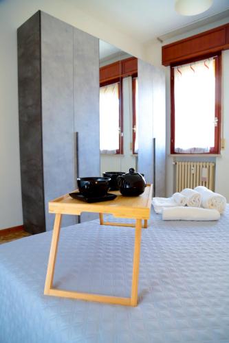 a wooden table with bowls on it in a room at Guest House Gobetti in Reggio Emilia