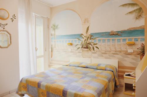 ein Schlafzimmer mit einem Bett und einem Gemälde des Ozeans in der Unterkunft Hotel Marconi in Cattolica