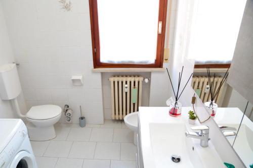 uma casa de banho com um lavatório e uma máquina de lavar roupa em Guest House Gobetti em Reggio Emilia