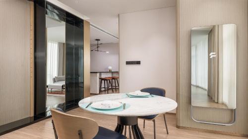 a dining room with a white table and chairs at EVEN Hotel Yinchuan Yuehai by IHG in Yinchuan
