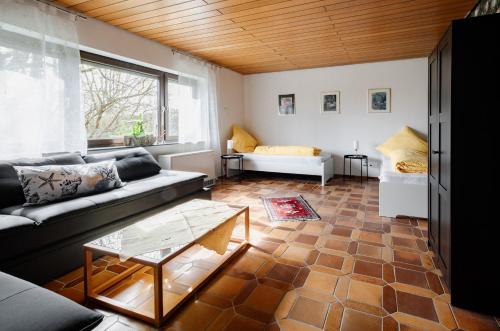 sala de estar con sofá y mesa en Wäller Garten, en Westerburg