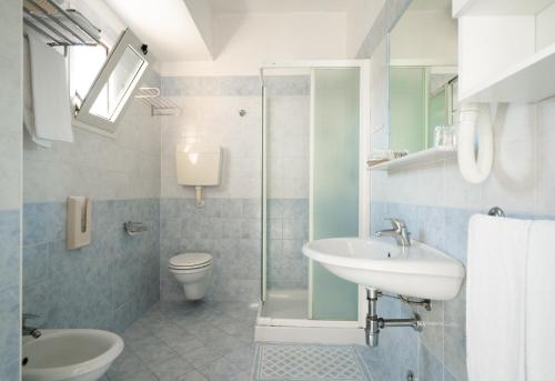 ein Bad mit einem Waschbecken, einem WC und einer Dusche in der Unterkunft Hotel Marconi in Cattolica