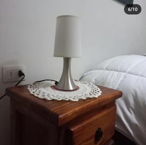 une lampe sur une table de nuit à côté d'un lit dans l'établissement Parcela 7, à Quillón
