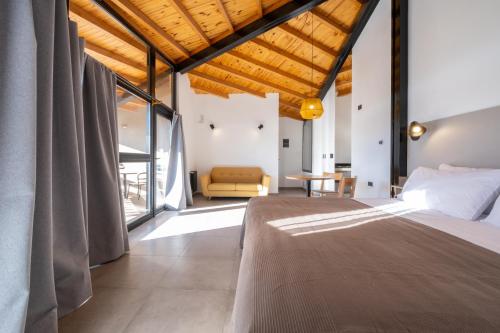 ein Schlafzimmer mit einem Bett und einem Sofa in einem Zimmer in der Unterkunft Bonaire Aparthotel in Villa General Belgrano