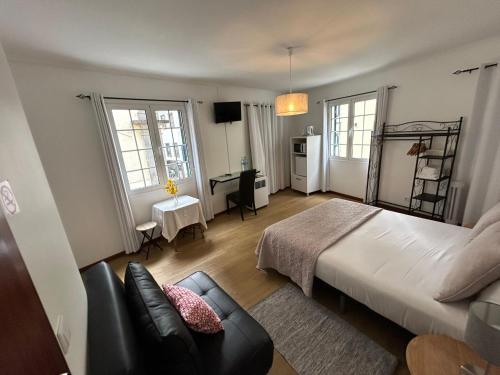 - une chambre avec un lit et un canapé dans l'établissement Palmar Rooms, à Funchal