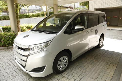 a white van parked in a parking lot at 有馬 瑞宝園 in Kobe