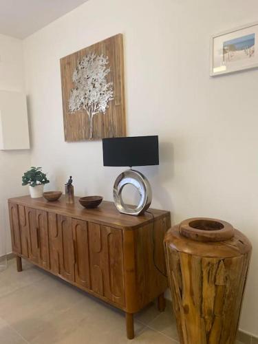 Cette chambre dispose d'une table en bois avec un miroir. dans l'établissement Appartement au cœur du Grau, au Grau-du-Roi