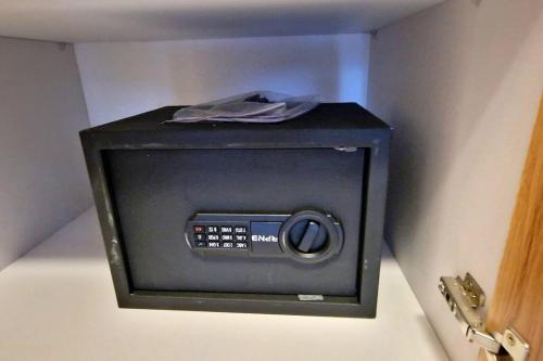 a small black tv in a corner of a room at Forêt Noire in Lomé