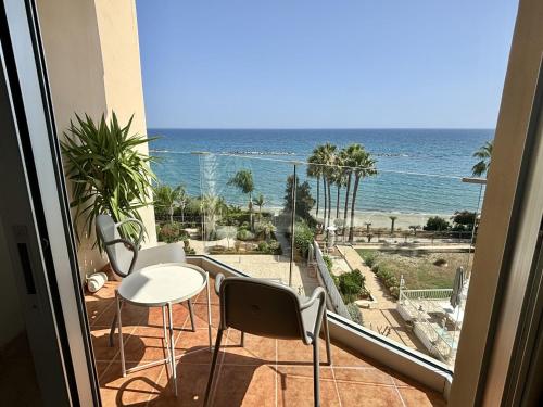 een balkon met uitzicht op de oceaan bij Helena Beach by TrulyCyprus in Limassol