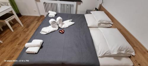 a white bed with towels and towels on it at Studio Apartment Nähe S-Bahn in Oberesslingen