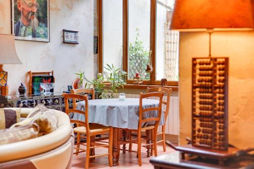 une salle à manger avec une table et des chaises dans l'établissement Superbe maison en pierre bordelaise, à Bordeaux