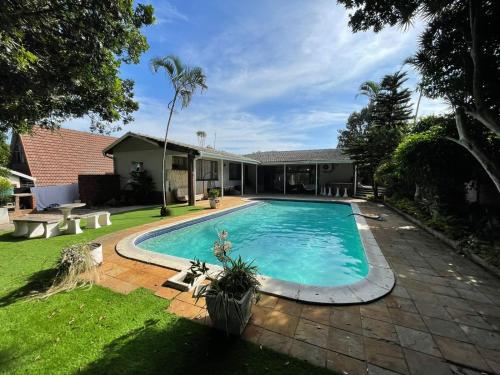 una piscina en el patio trasero de una casa en Privacy and comfort, en Durban