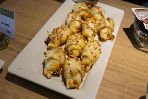 ein weißer Teller mit Lebensmitteln auf einem Tisch in der Unterkunft Quinta da Seixeda in Alijó