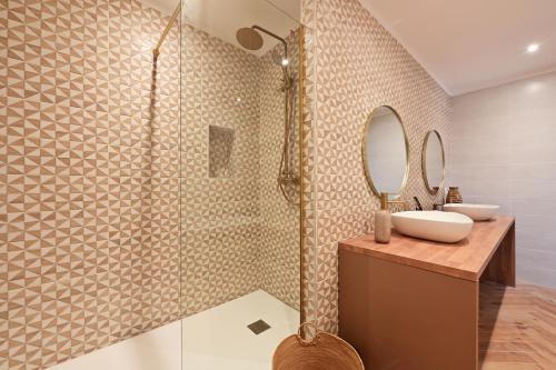 a bathroom with a shower and a sink and mirror at Extraordinaire Villa 5 étoiles 12 personnes 7 min Lille in Marcq-en-Baroeul
