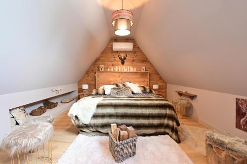 a bedroom with a large bed in a attic at Extraordinaire Villa 5 étoiles 12 personnes 7 min Lille in Marcq-en-Baroeul