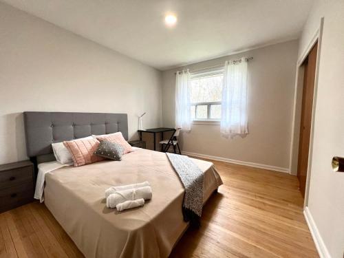 um quarto com uma cama com duas toalhas em ViHome-Quite House Shared Room near Don Mills Dvp & 401 em Toronto
