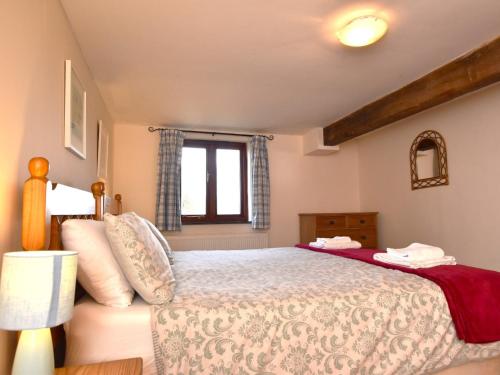 a bedroom with a bed and a window at 3 Bed in Bude CORYM in Morwenstow