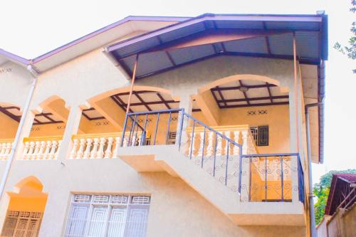 una casa con una escalera en el lateral de ella en Kiriri SYMPA Home, en Buyumbura