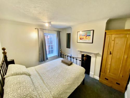 1 dormitorio con cama y ventana en Characterful 3 Bed cottage in Barrow upon Humber, en Barrow upon Humber