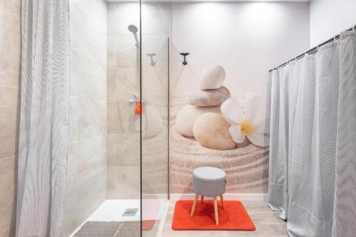 La salle de bains est pourvue d'une douche avec un tabouret. dans l'établissement casacamer, à Sagonte