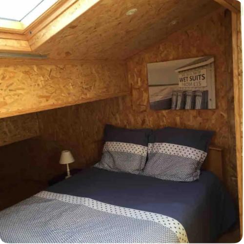 - une chambre avec un lit dans une petite maison dans l'établissement 100 mètres de la plage, à Royan
