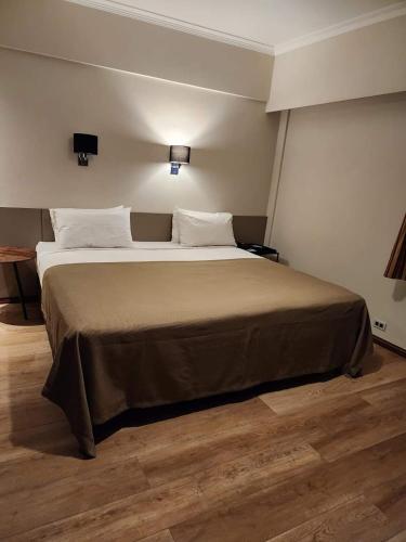 a bedroom with a large bed in a room at Hotel Riogrande in Santa Fe
