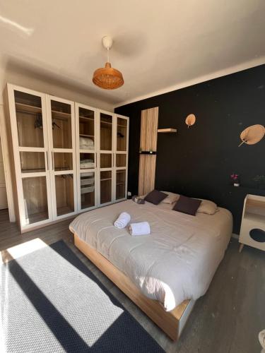 a bedroom with a large bed in a room at Appartement Cosy - Plein centre in Marseille