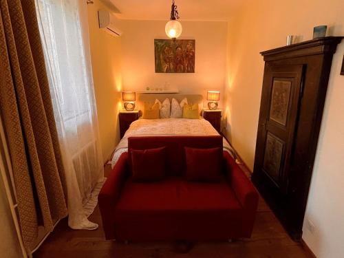 Ένα ή περισσότερα κρεβάτια σε δωμάτιο στο B&B Romantico Palazzo dei Ulivi