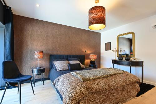 a bedroom with a large bed and a mirror at Extraordinaire Villa 5 étoiles 12 personnes 7 min Lille in Marcq-en-Baroeul