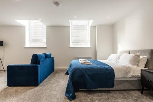 Un pat sau paturi într-o cameră la Contemporary Studio Apartment in Central Rotherham