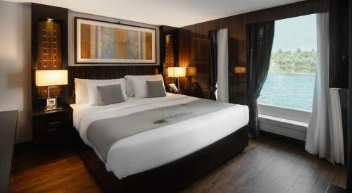 een slaapkamer met een groot bed en een groot raam bij Five Star Nile Cruise from Aswan to Luxor in Aswan