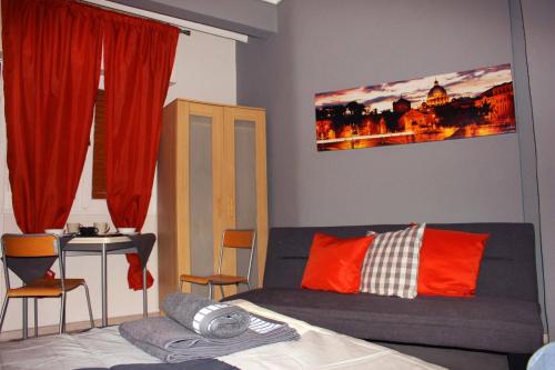 uma sala de estar com um sofá e uma mesa com cadeiras em Amazing Studio Next To Center 10 minutes walk no1 em Tessalônica
