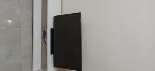 een zwarte speaker aan de muur in de badkamer bij Amazing Studio Next To Center 10 minutes walk no1 in Thessaloniki