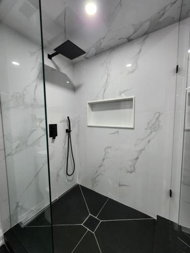 een badkamer met een douche met een glazen deur bij Exclusive Home in Niagara Falls in Thorold