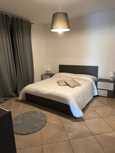 een slaapkamer met een groot bed in een kamer bij Villa Gino in Miglianico