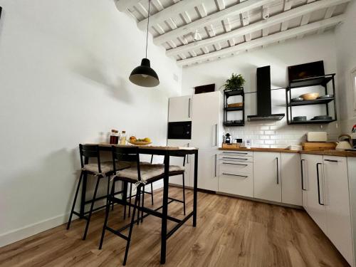 a kitchen with a table and some chairs in it at El Taller in Jerez de la Frontera