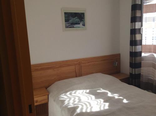 Ce lit se trouve dans un dortoir doté d'un matelas à motifs zébré. dans l'établissement Maisonette climatiséé, à Calvisson