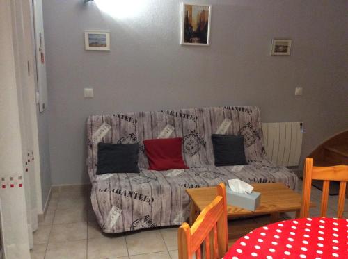 un salon avec un canapé et une table dans l'établissement Maisonette climatiséé, à Calvisson